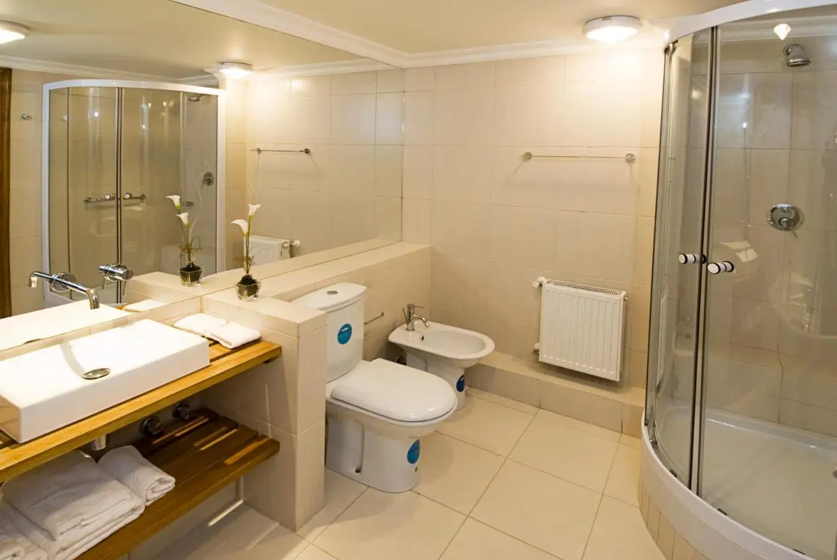 Baño de la Suite Almasur Punta Arenas
