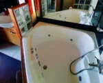 Habitación con cama extragrande y bañera de hidromasaje PazZHOtel Valparaíso