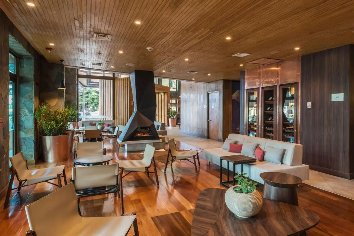 Interior del Hotel Courtyard by Marriott Puerto Montt Interior del Hotel Courtyard by Marriott Puerto Montt