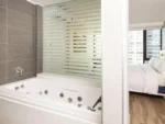 Jacuzzi de la Suite Exclusive con vistas al mar Hotel Pullman Viña del Mar San Martin