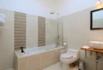 Jacuzzi de la Suite Premium con vistas al mar Hotel Boutique Acontraluz Valparaíso