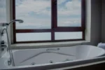 Jacuzzi y Vistas al Lago de la Suite Premium del Radisson Hotel Puerto Varas