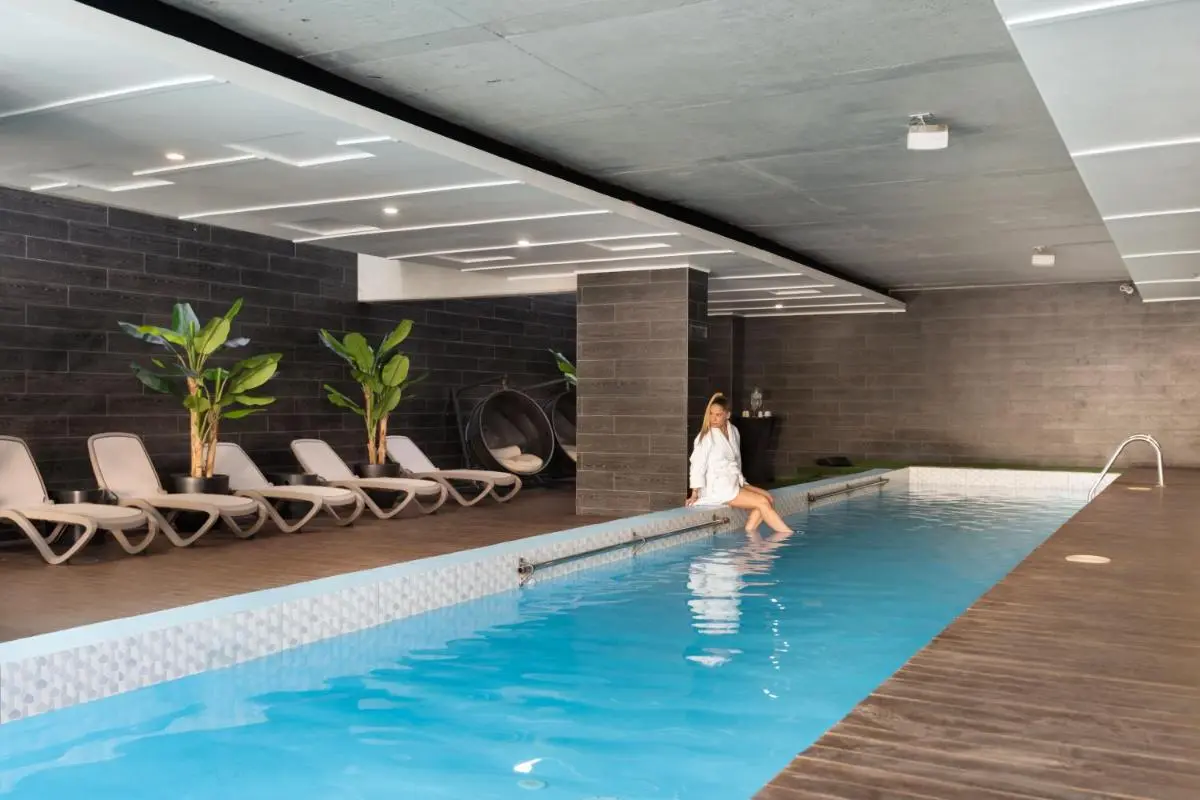 Piscina Interior del Hotel Wyndham Santiago Pettra Santiago Piscina Interior del Hotel Wyndham Santiago Pettra Santiago